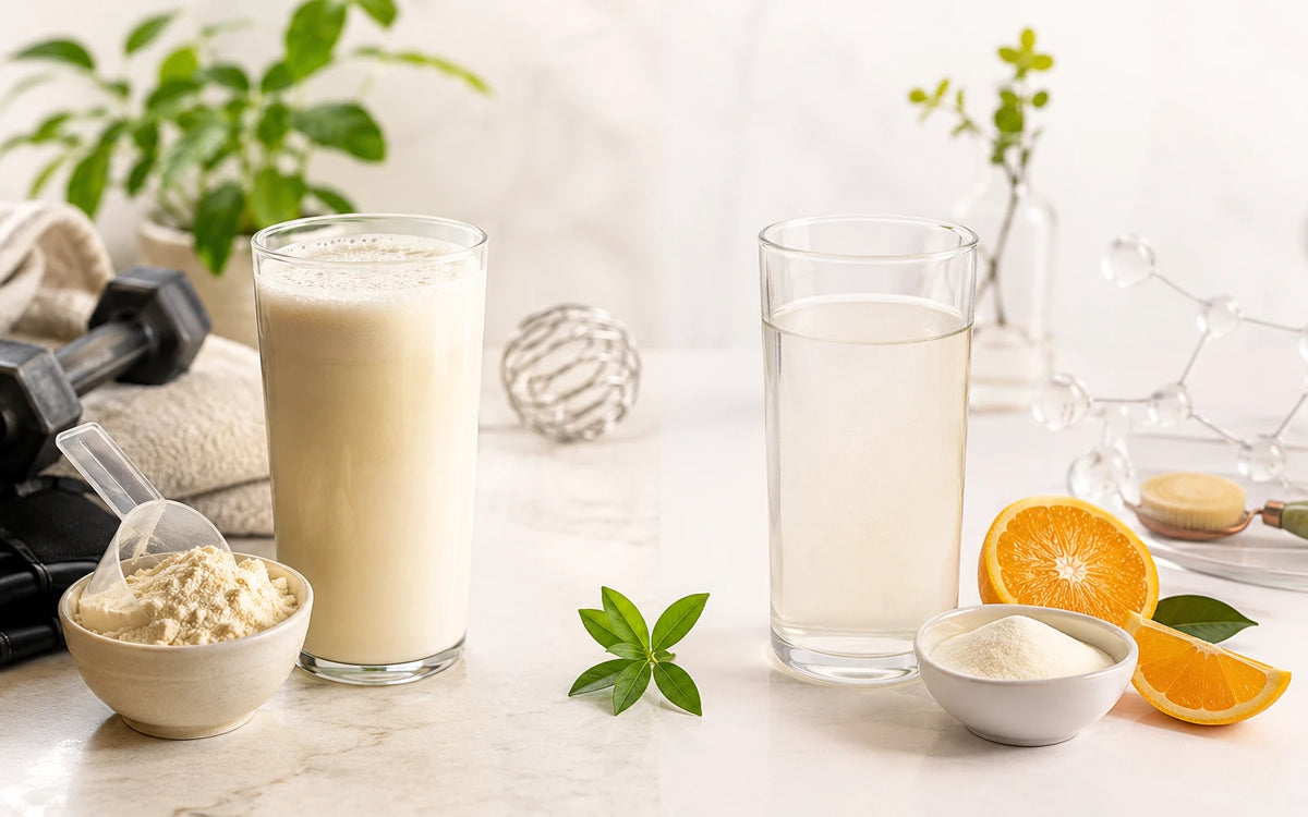 Dois copos comparando whey protein cremoso e colágeno dissolvido transparente, com laranja ao lado