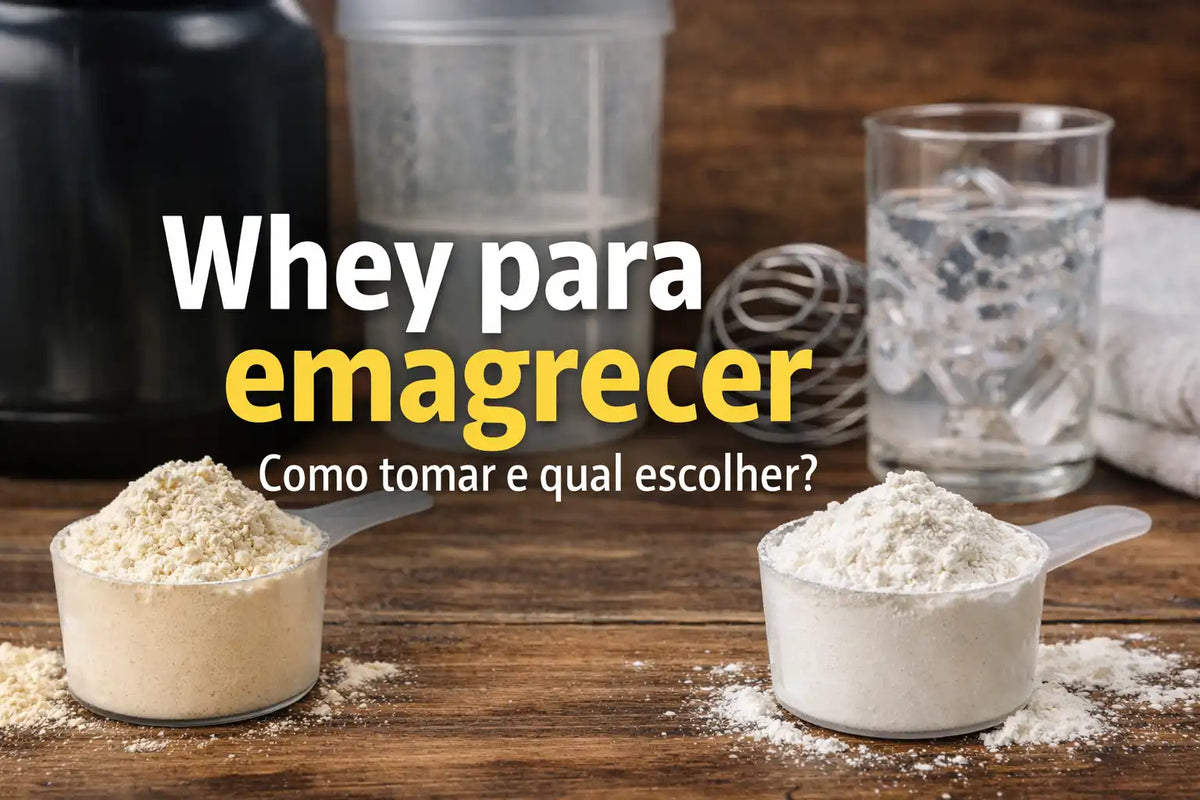 Dois dosadores com whey protein em pó sobre mesa de madeira, ao lado de uma coqueteleira e um copo com gelo, sob o título Whey para emagrecer: como tomar e qual escolher